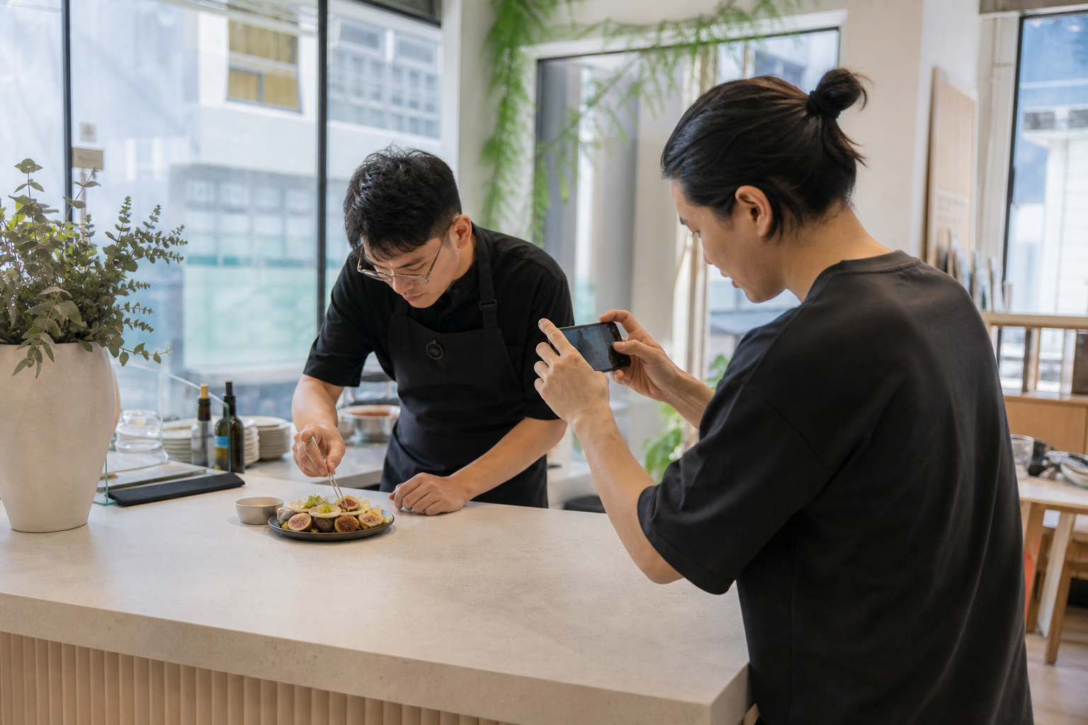 商家在真實餐飲場景準備社交媒體內容素材